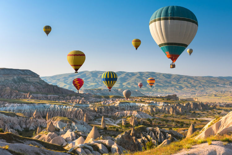 Ballonfahrt über ein Gebirge bei Sonnenschein