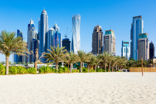 Dubai öffentlicher Strand mit Skyline im Hintergrund