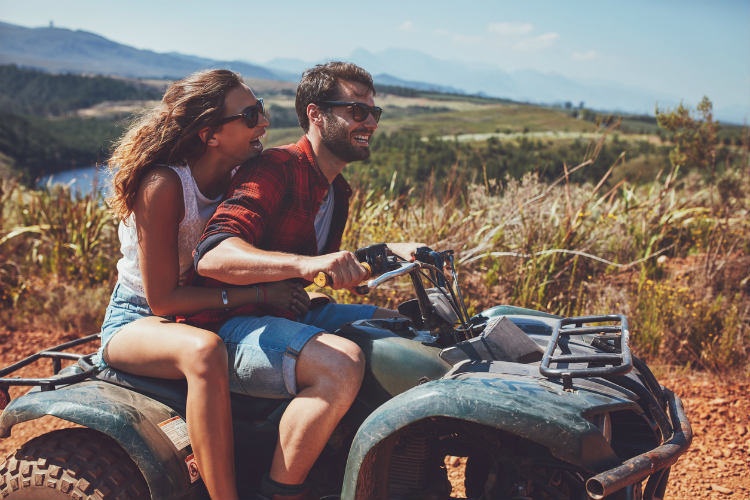 Erlebnisreise für Zwei - Pärchen hat Spaß bei Offroad Abenteuer