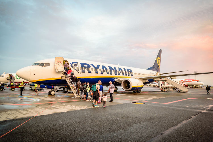 Flüge Billigairlines - Fluggäste vor Ryanair-Flugzeug