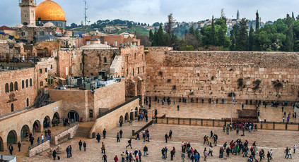 Die Klagemauer mit dem Tempelberg im Hintergrund symbolisiert es eindrucksvoll: Israel vereint die monotheistischen Religionen unter einem Dach.