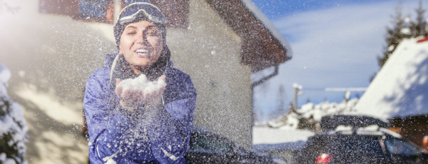 Junge Frau mit Schnee in den Händen