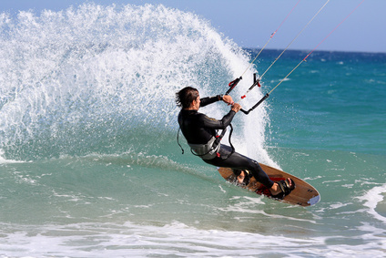 Vor allem unbekannte Gebiete abseits größerer Touristensträde eignen sich zum Kitesurfen