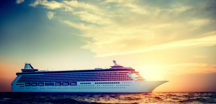 Kreuzfahrtschiff vor Sonnenuntergang