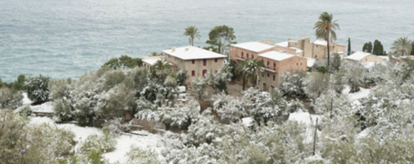 Schnee über den Häusern von Mallorca
