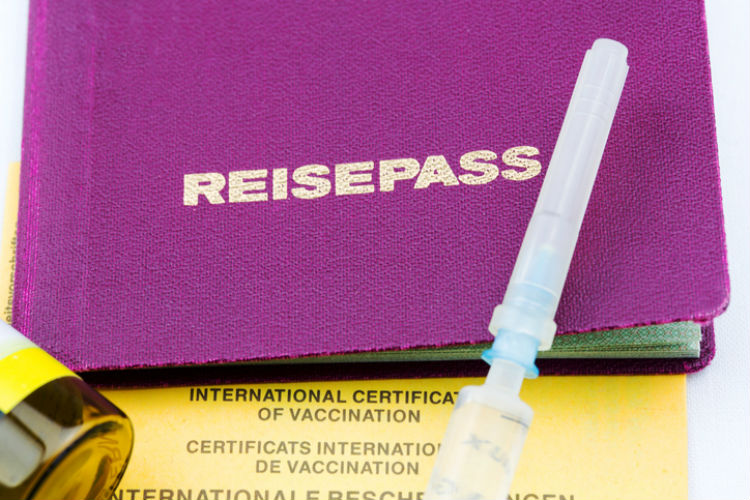 Reisimpfung - Reisepass, internationaler Impfpass & Spritzenspitze