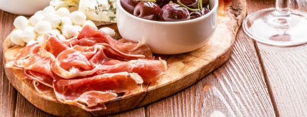 Serrano Schinken auf Tisch