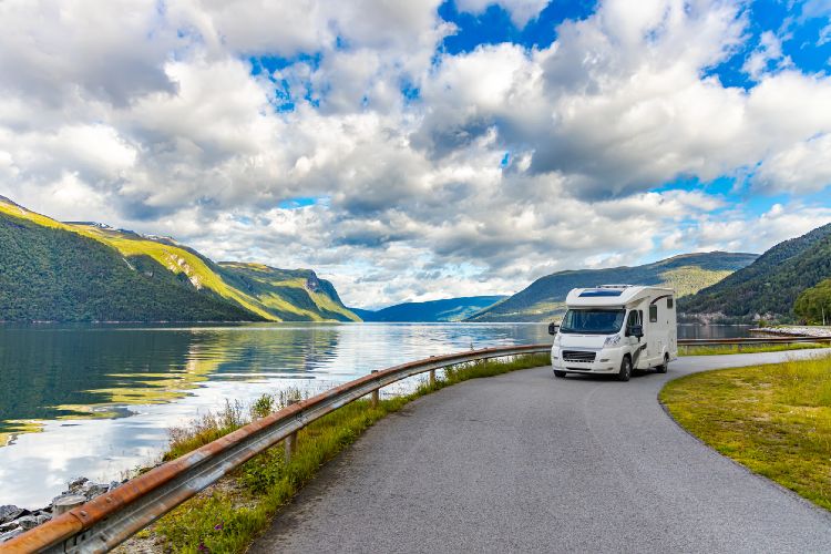 Wohnmobil auf Straße
