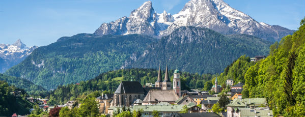 Kirche vor Berg in Deutschland