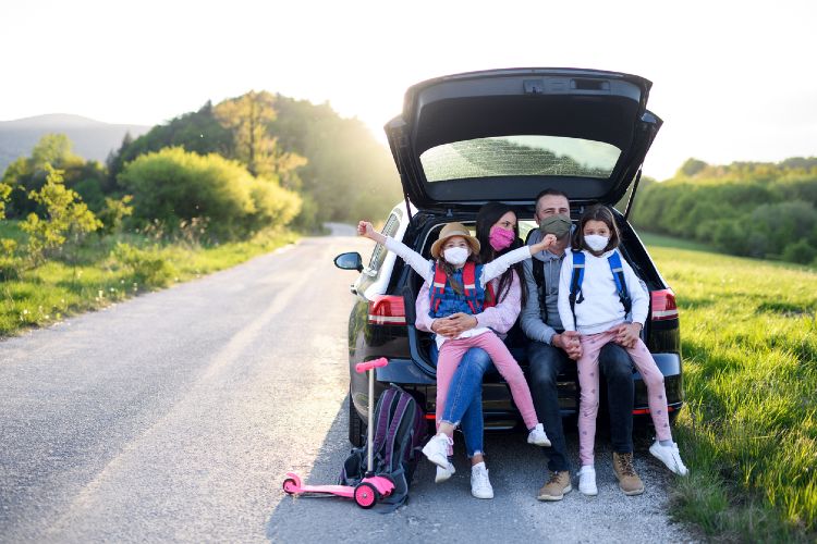 Familie macht Urlaub mit dem Auto