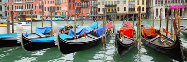 Gondeln liegen im Kanal von Venedig.