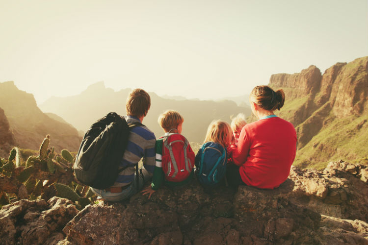 Familie bei Sonnenuntergang auf einem Hügel