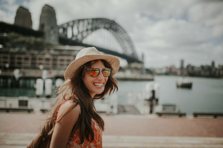 Eine Touristin vor der Harbour Bridge in Sydney