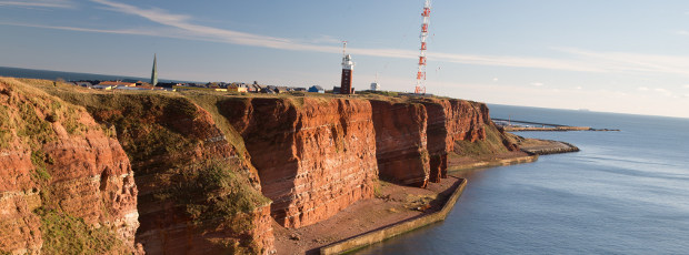 Die Küste Helgolands im Licht eines Sonnenuntergangs