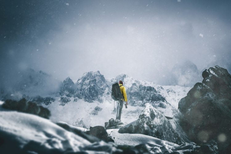 Mann der im Schnee wandert