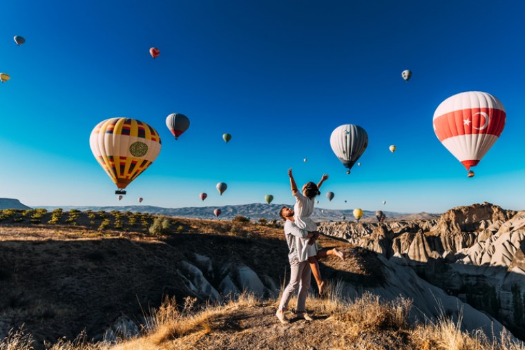 Paar in Kappadokien vor Ballons
