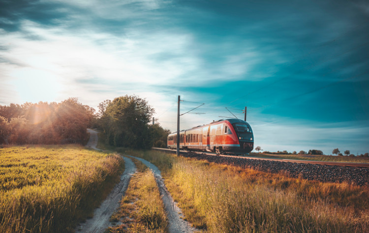 Zug inmitten einer deutschen Landschaft