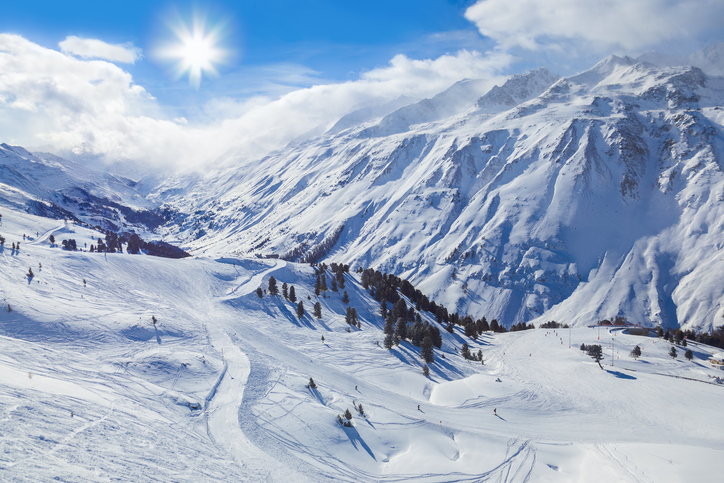 Panorama einer Skipiste für Anfänger