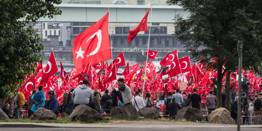 Demonstration mit türkischen Fahnen