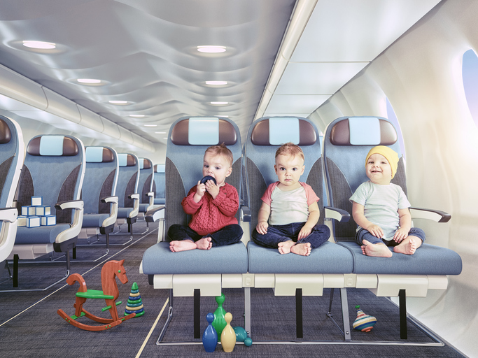 Babys sitzen auf Flugzeugsitz