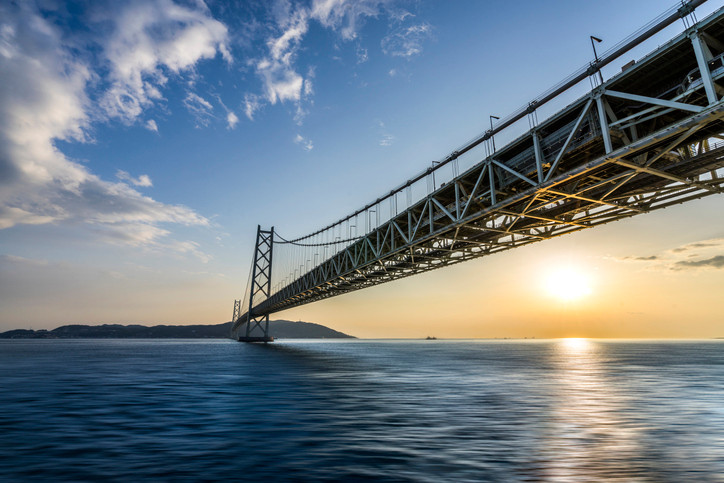 Die Akashi-Kaikyo-Brücke - längste Hängebrücke der Welt