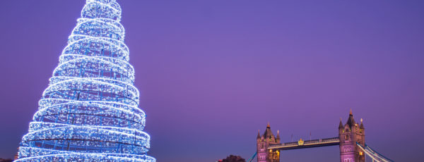 Weihnachtsbaum in London vor der Tower Bridge