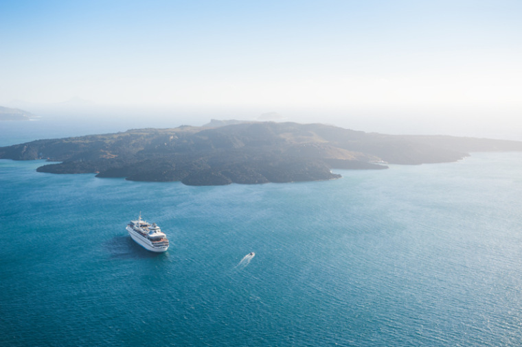 Kreuzfahrtschiff auf dem Meer