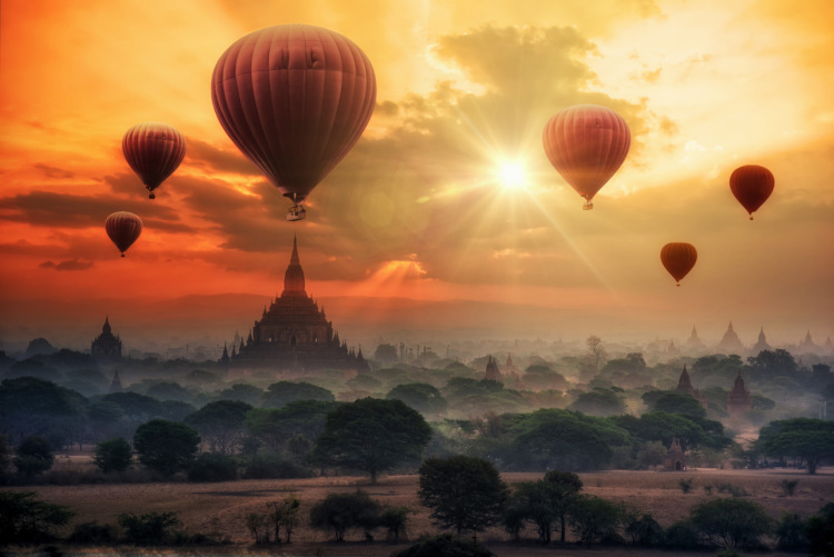 Heißluftballons am Morgen in Mandalay