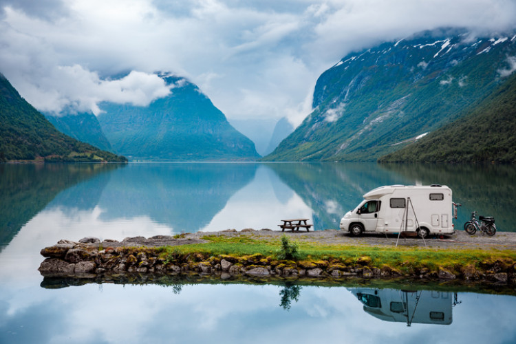 Campingplatz am See im Gebirgstal