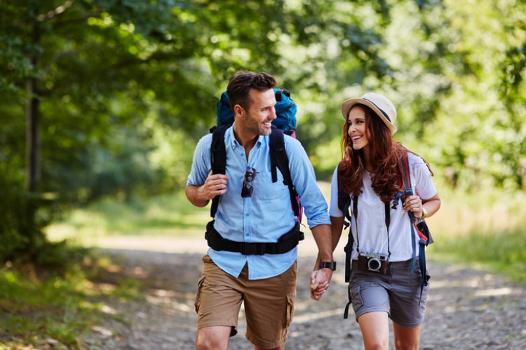 Paar welches im Wald spaziert