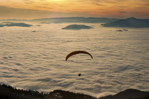 Paraglyding über den Wolken