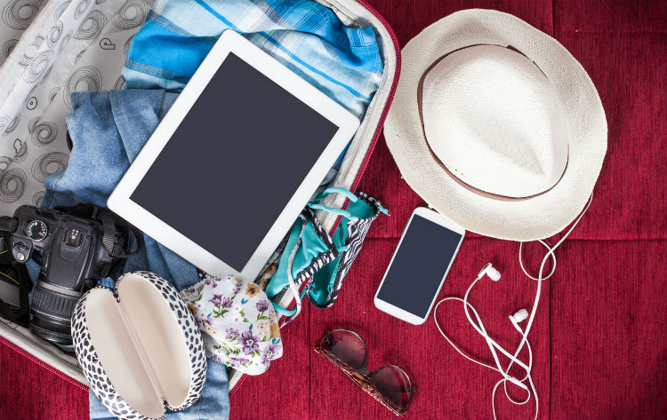 Reise-Gadgets am Strand