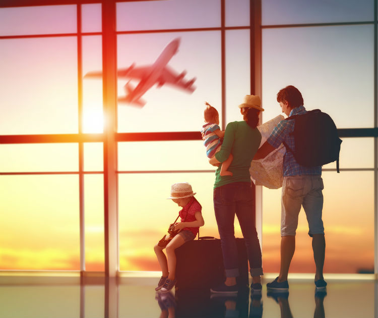 Familie mit Säugling und Kleinkind am Flughafen
