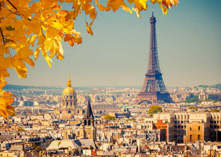 Reiseziele im Herbst - Blick auf Paris mit Eifelturm und Herbstlaub