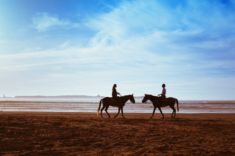 Zwei Reiter am Strand