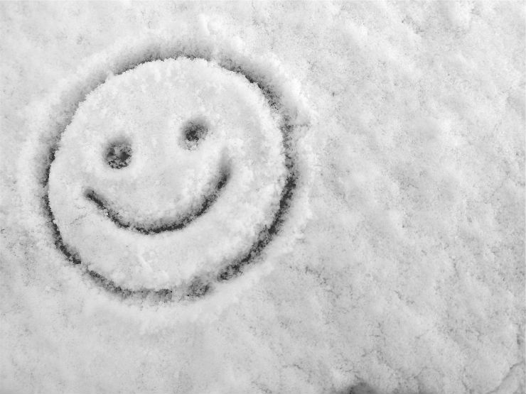 Fröhlicher Smiley im Schnee