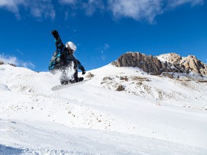 Snowboarder im Skigebiet Saklikent in der Türkei