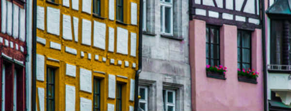 Eine bunte Häuserwand in Nürnberg.